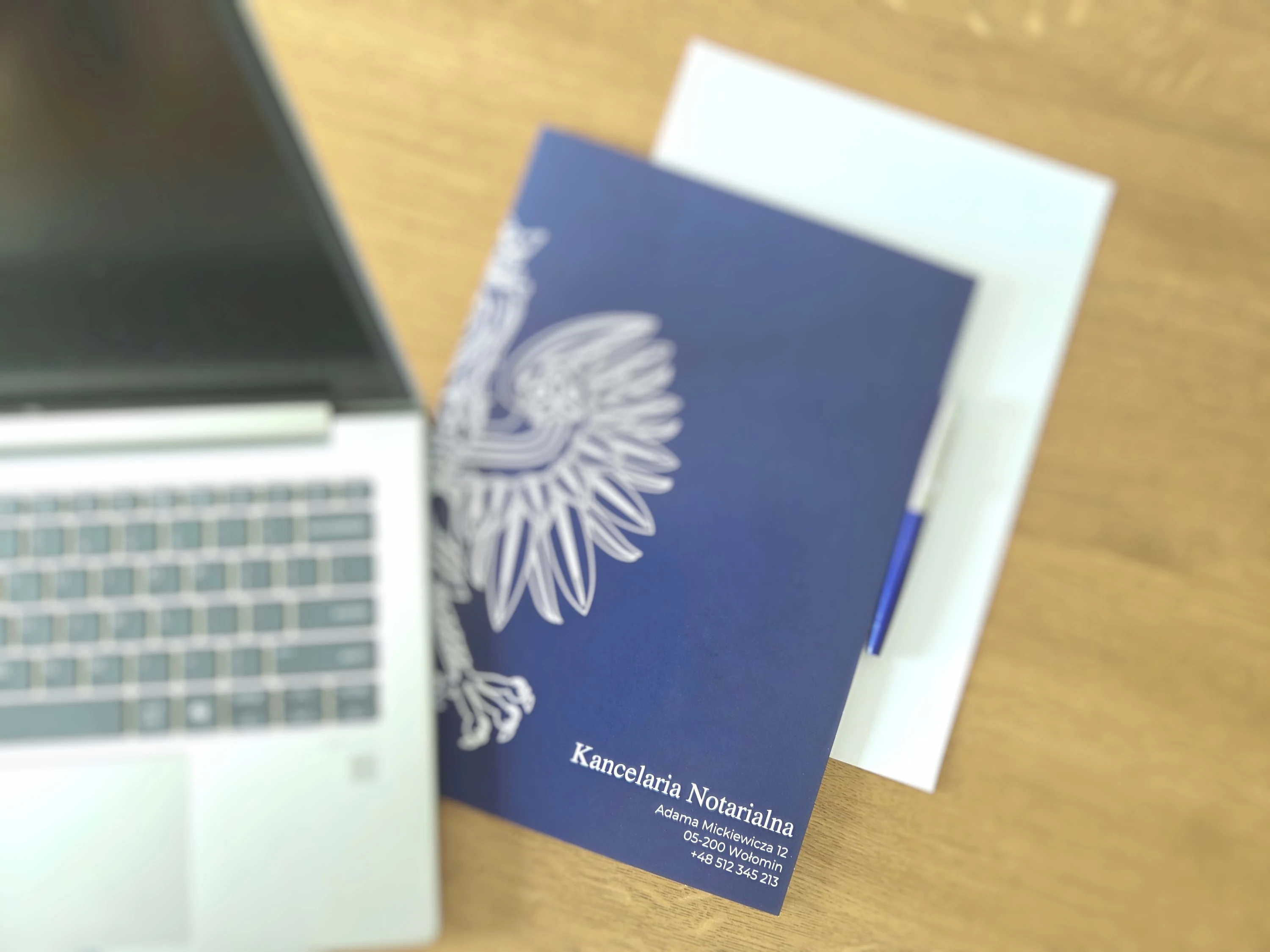 Zdjęcie w tle nad tytułem strony